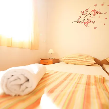 Apartment Lisica 2 *