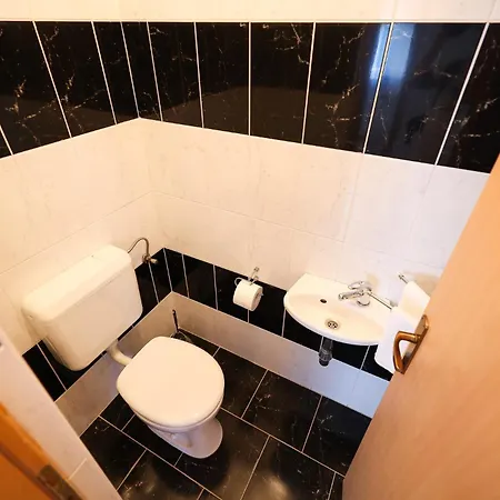 Apartment Lisica 2 *